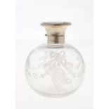 A GEORGE V SILVER MOUNTED GLOBULAR  GLASS SCENT BOTTLE WITH SILVER INLAID TORTOISESHELL INSET CAP,