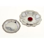 AN EDWARD VII SILVER FLORIFORM  DISH SET WITH A RUSKIN TYPE RED GLAZED POTTERY PLAQUE, 12CM DIAM, BY