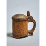 A NORWEGIAN BIRCH TANKARD, 19TH C, THE DOMED LID WITH CARVED ROSETTE, CONE THUMBPIECE, THE HANDLE