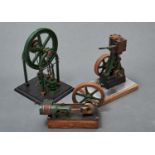 A MODEL STATIONARY STEAM ENGINE, FIRST HALF 20TH C, OF BRASS, COPPER AND GREEN PAINTED FERROUS METAL