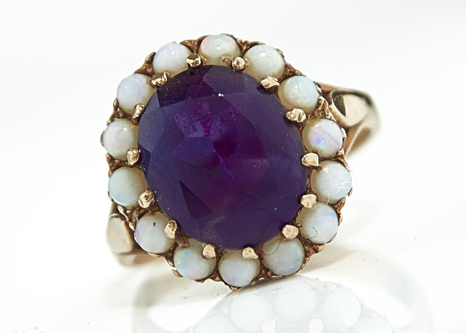 AN AMETHYST AND OPAL CLUSTER RING IN 9CT GOLD, BIRMINGHAM, DATE LETTER RUBBED, 4.3G, SIZE P Amethyst