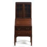 AN EDWARDIAN MAHOGANY BUREAU BOOKCASE, EARLY 20TH C, THE TOP WITH FLUTED FRIEZE ABOVE A PAIR OF