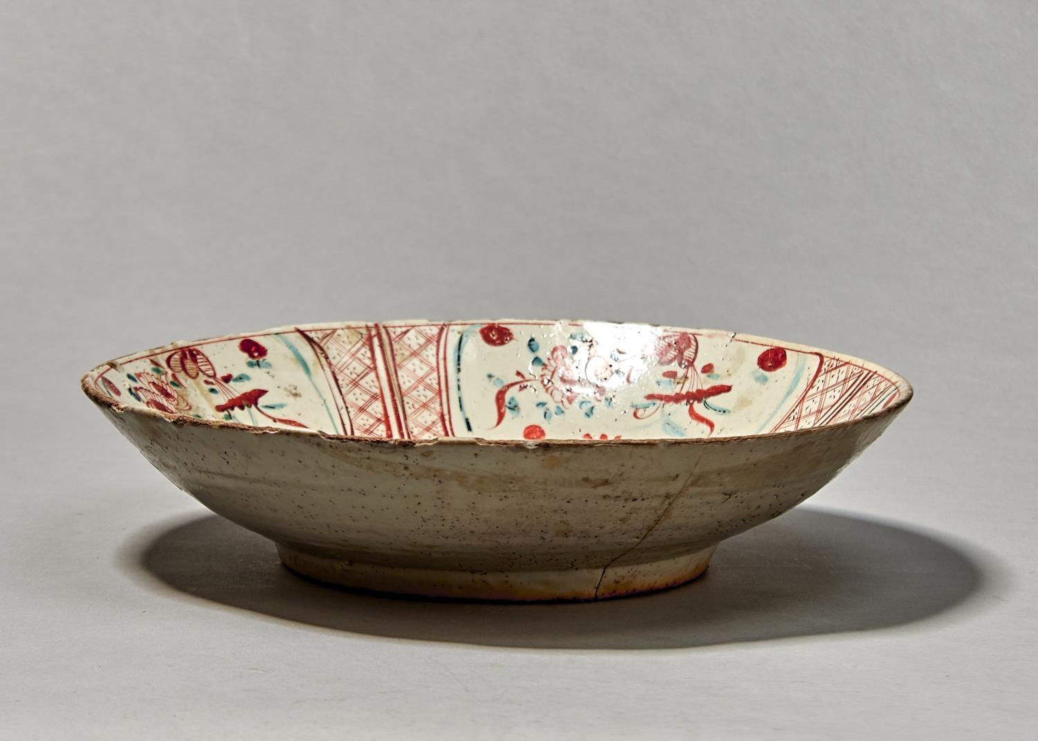 A CHINESE SWATOW WARE DISH, 17TH C, FREELY PAINTED IN RED AND GREENISH BLUE WITH PHOENIX, THE DIAPER - Image 2 of 2