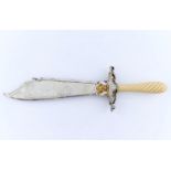 AN EDWARDIAN PARCEL GILT AND FROSTED SILVER KNIFE, THE SCIMITAR BLADE ENGRAVED PRESENTED TO SIR