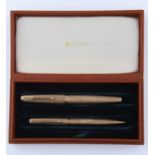 A PARKER 9CT GOLD FOUNTAIN PEN AND PROPELLING PENCIL SET, WAVY ENGINE TURNED, MAKER'S MARK, LONDON