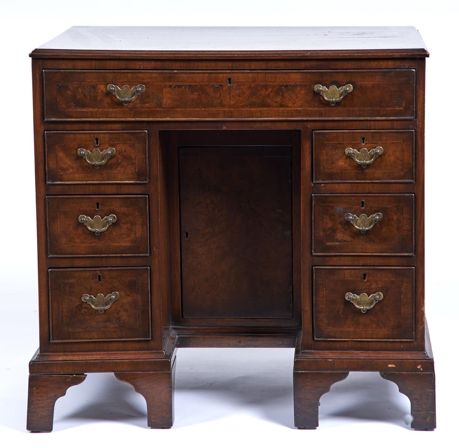 A REPRODUCTION BURR WALNUT VENEERED KNEEHOLE DESK IN GEORGE II STYLE, MID 20TH C, THE RECTANGULAR