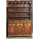 A REPRODUCTION OAK DRESSER IN GEORGE II STYLE, THIRD QUARTER 20TH C, FLARED CORNICE, SHAPED APRON