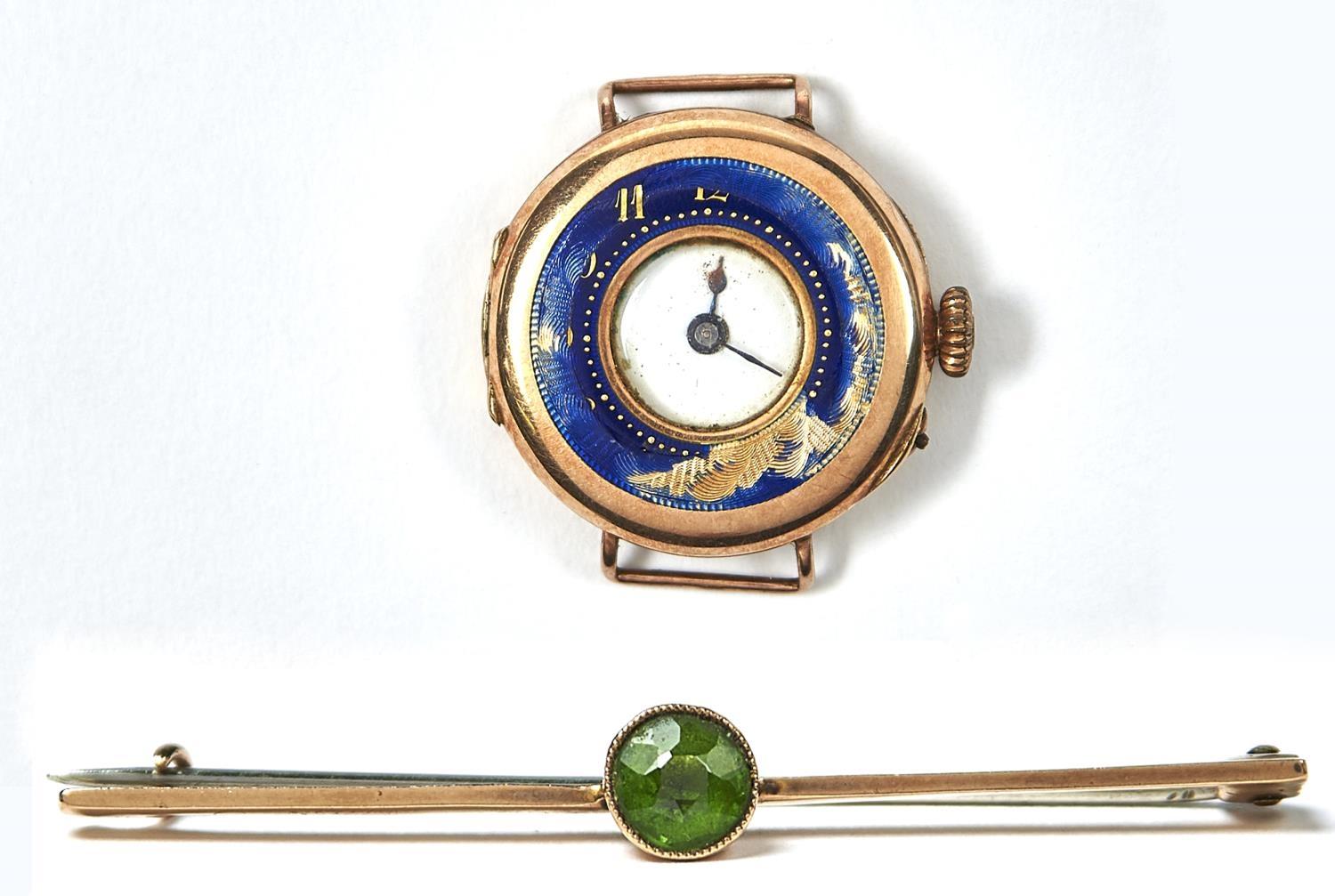 A 9CT GOLD AND ENAMEL LADY'S WRISTWATCH AND A GREEN PASTE SET GOLD BAR BROOCH, MARKED 9CT,