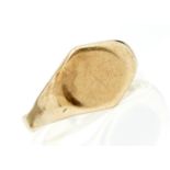 A GOLD SIGNET RING, 5.3G, SIZE T Worn and distorted