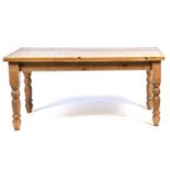 A REPRODUCTION PINE DINING TABLE, LATE 20TH C, THE RECTANGULAR TOP ABOVE TURNED LEGS, 167CM X