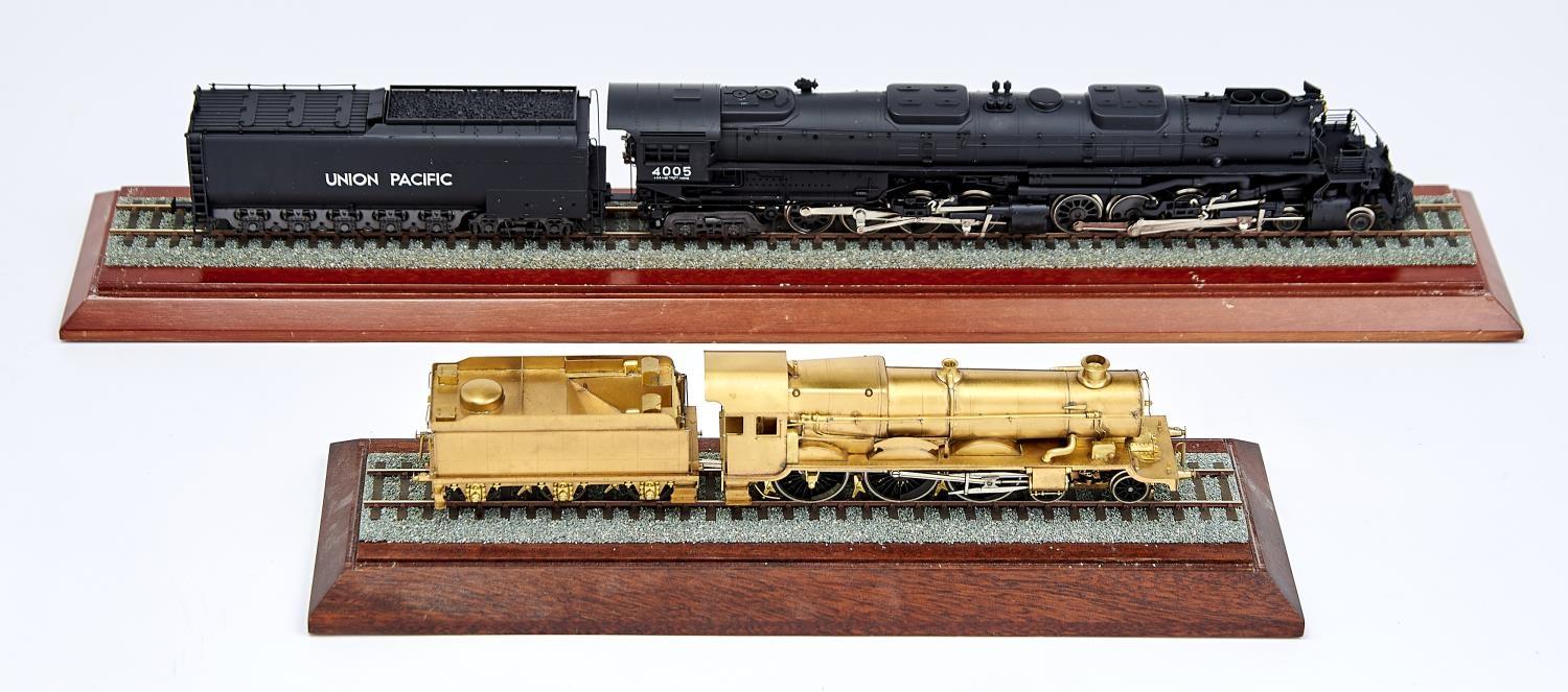 A RIVAROSSI H O GAUGE 4-8-8-4 UNION PACIFIC RAILROAD MODEL LOCOMOTIVE AND TENDER,  ON A LENGTH OF