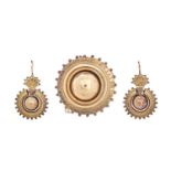 A VICTORIAN GOLD DEMI-PARURE, C1880, THE BROOCH WITH DOMED BOSS AND LOCKET BACK, 33MM DIAM AND A