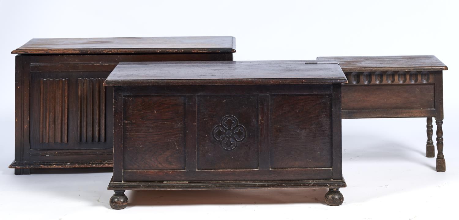 A REPRODUCTION OAK BLANKET BOX IN LATE 17TH C STYLE, THE TOP WITH MOULDED LIP ABOVE A FRONT CARVED