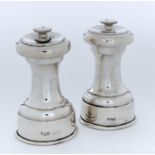 A PAIR OF GEORGE V SILVER PEPPER MILLS, APPROXIMATELY 85MM H, BY HUKIN AND HEATH LIMITED, BIRMINGHAM