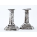 A PAIR OF EDWARDIAN  SILVER DWARF COLUMNAR CANDLESTICKS EMBOSSED WITH BELLFLOWERS, 10CM H, BY