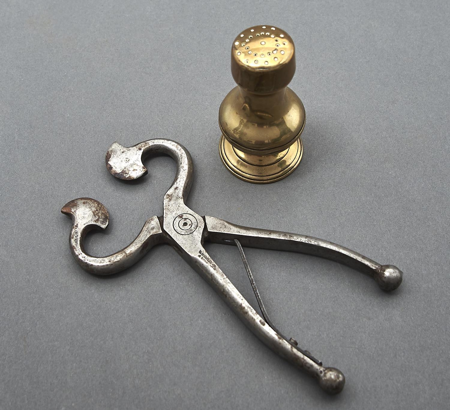 AN ENGLISH BRASS PEPPER CASTER AND COVER, EARLY 19TH C, 8.5CM H AND A PAIR OF CONTEMPORARY STEEL