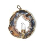 A GOLD SLICED AGATE GEODE AND CRYSTAL PENDANT, 43MM, UNMARKED Good condition