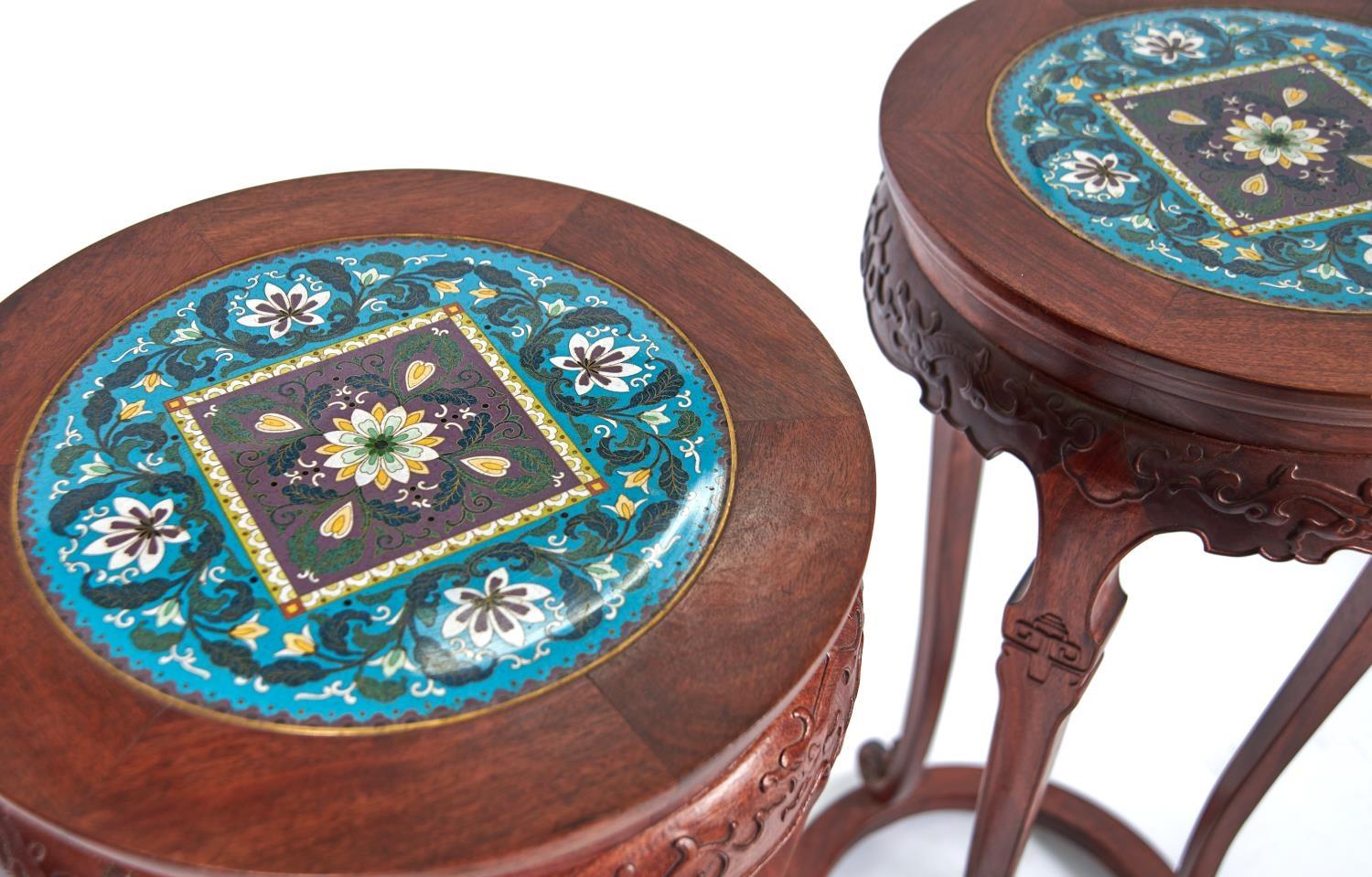 A pair of Chinese cloisonné enamel and carved hardwood stands, 20th c, in Qing style, on ring - Bild 2 aus 2