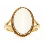 A moonstone ring in 9ct gold, London 2001, 4.1g, size O Good condition