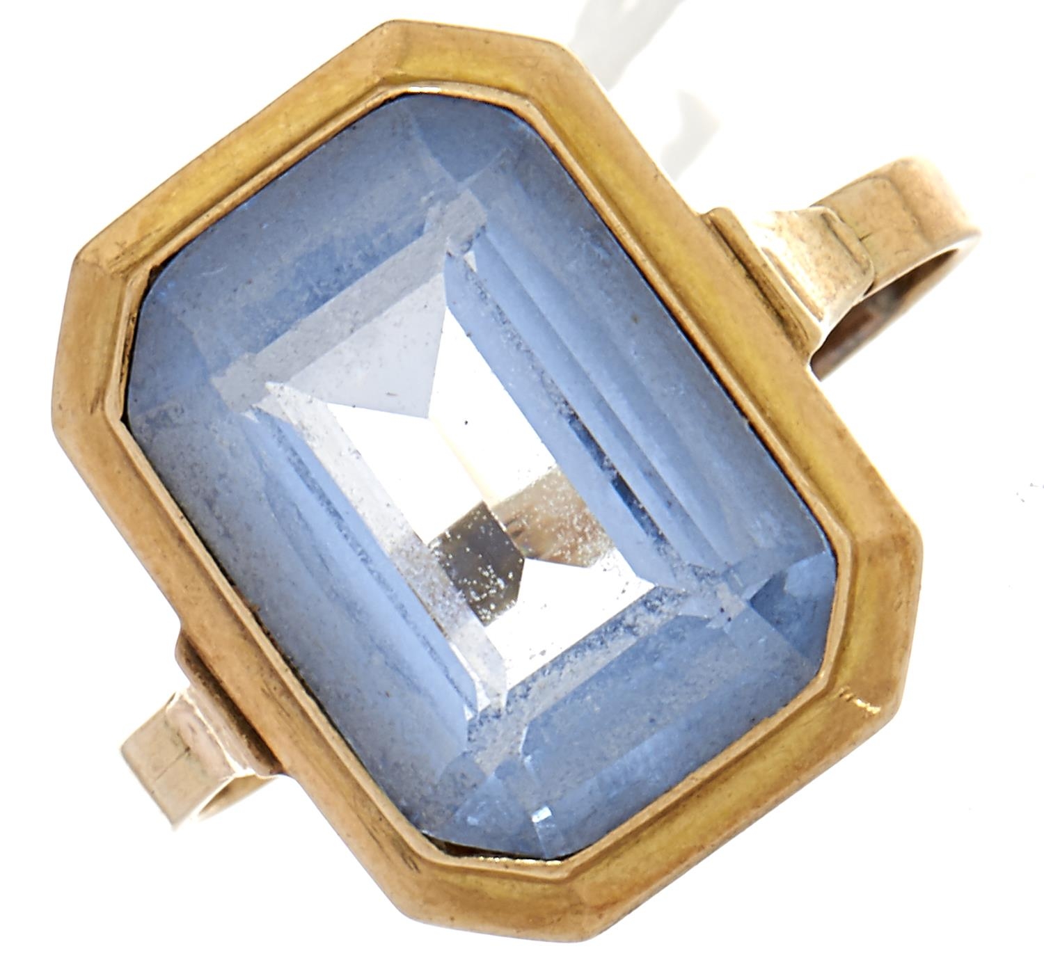 A blue stone ring, in gold, 3.1g, size N