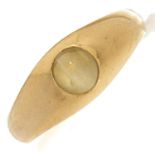 A cat's eye chrysoberyl ring, in gold, 4.3g, size M