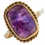 A purple cabochon ring, in gold, 6.2g, size S