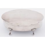 A George V oval silver trinket box, with slightly domed scalloped lid, 9 x 15cm, by Walker & Hall,