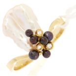 A diamond, baroque pearl and black cultured pearl ring, in gold marked 585, 5g, size T