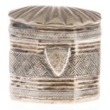 A Dutch silver comfit box, 19th c, of octagonal form with shell shaped lid, 5mm l, 12g Good