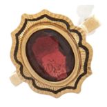A garnet ring, in gold marked 750, 4.3g, size M