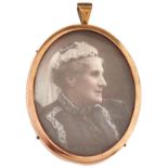 A Victorian giltmetal miniature frame containing contemporary photograph of a lady, 25.9g