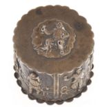 An Edwardian decorative silver round box and cover, 40mm diam, London 1901, 1oz 2dwts Tiny wear