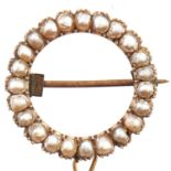 A split pearl circular brooch, in gold, 3.5g