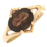 A 9ct gold garnet ring, 1.6g, size L