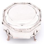 A George V octagonal silver trinket box on four feet, 82mm, by William Neale Limited, Birmingham