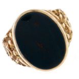 A gold signet ring, set with bloodstone, 8.5g, size T