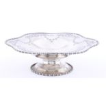 An Edwardian silver fruit bowl, engraved with festoons, 22.5cm diam, Sheffield 1908, 13ozs