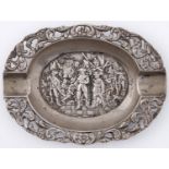 A Dutch decorative oval silver ashtray stamped with Rembrandt's Night Watch, 20th c, 98mm,