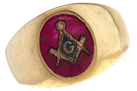 A gold masonic signet ring, set synthetic ruby, indistinctly marked, 9.5g, size X