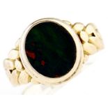 An 18ct gold signet ring, early 20th c, set with bloodstone, 3.6g, size H