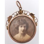 An Edwardian split pearl set gold photo locket, double sided, marked 9c, 5.8g Good condition