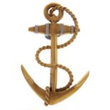 A two colour gold fouled anchor brooch, early 20th c, marked 15ct, 3.8g Good condition