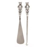 An Edwardian teddy bear novelty silver handled shoe horn and button hook, handles 68mm h, by