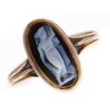 An Edwardian hardstone cameo ring, in 9ct gold with reeded shoulders, Chester 1908, 2.6g Good