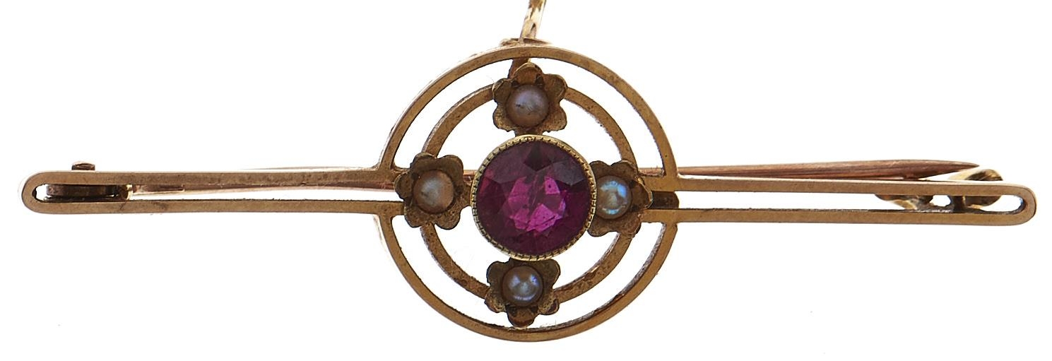 A garnet and split pearl openwork bar brooch, early 20th c, in gold, marked 15ct, 3.8g Pin