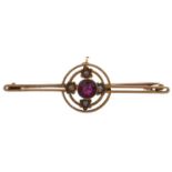 A garnet and split pearl openwork bar brooch, early 20th c, in gold, marked 15ct, 3.8g Pin