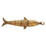 An articulated 18ct gold fish amulet, 2.8g Good condition