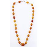 A necklace of amber beads, 25g