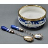 An EPNS mounted Dudson Brothers stoneware salad bowl and servers in Wedgwood style, c1900, bowl 23cm