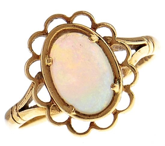 An opal ring, in 18ct gold, 3.9g, size Q½ Good condition